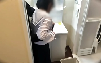 友達の家に泊まりに行って朝起きて顔洗おうと思ったら友達のいも&bigcirc;との着替えをみてしまいムラムラして後ろからハグしたらノリ気だったので手マン・クンニ・フェラ・バックしてやった。