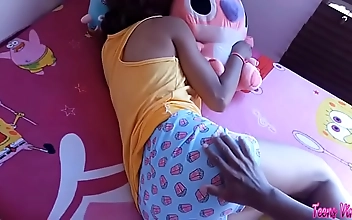 Travesuras con hermanastra - la despierto para coger hasta correrme en su co&ntilde;o