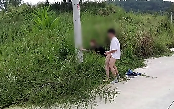 Bring a female friend to fuck on the side of the road. พาเพื่อนสาวมาเย็ดข้างถนน 带个女性朋友在路边操