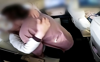 旦那の職場の駐車場でダメな日に中出しされた不倫妻