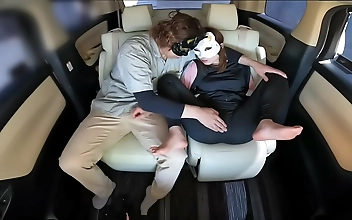 恥ずかしい格好で中出しセックス