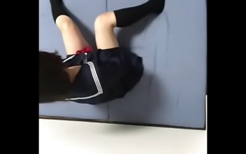 学◯から帰ってきて部屋でダラダラインスタ見ててなんかムラムラしてきてそのまま布団の上でオナニーする女子高◯生。