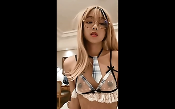 &lbrack;女主可约！&rsqb;见网友一见面就主动坐在肉棒上，假发都被操掉了