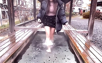 We enjoyed delicious food and hot springs at a hot spring hotel with beautiful snowy scenery .