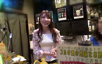 常連客は皆穴兄弟！？好みの客を●わせて持ち帰る北区赤羽の淫乱Barオーナーえみさん登場！元六本木ホステスで学んだ接客術と天性の敏感淫乱体質が生み出すエッチなおもてなしで常連客を量産する！