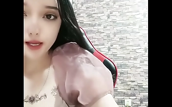新疆漂亮妹子！黄播界迪丽热巴！应观众要求小秀一波，慢慢脱光光揉捏奶子，手指拍打小穴掰开特写国产网约高端外围