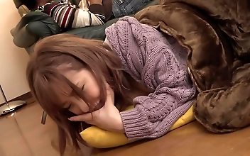 こたつの中の無防備な下半身に我慢できずイタズラ！派手な見た目のくせに周りを気にして声を押し殺し悶えるギャル【パート4】