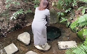 【初詣中出し】ドM看護師さんと有名な神社でお散歩した後は、抱きしめながら中出し