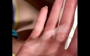 友達が寝ている横でこっそり絶頂オナニー