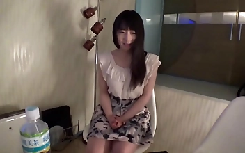 募集ちゃん 002 朋美 26歳 看護師 ちもちの白い肌にお椀型のEカップ フェラ済みの固くなった肉棒を膣へ挿入すれば、久々の快感に飲み込まれないようにベッドを掴み快楽を受け止める。オンナの顔で「気持ちいい&period;&period;&period;」と呟きながら、騎乗位の体勢から必死に腰を振り奥に当たる感触を楽しむ。https&colon;&sol;&sol;bit&period;ly&sol;3YnJoDB