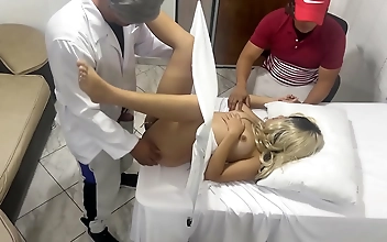 Mi Esposa es Revisada por el Doctor Ginecologo pero creo que la Esta Follando al Lado Mio y a mi Esposa le gusta NTR jav
