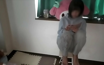 一人暮らし始めた女子大&bigcirc;生。おか&bigcirc;さんから離れたから、お昼からえろ動画見ながらオナニーしてマンコに指当てて音をたてながらオモチャも使ってイキまくる女子&bigcirc;生。